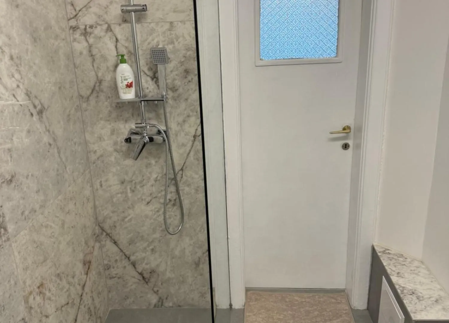 Airy & Beautiful Downtown Apartment 부쿠레슈티 루마니아