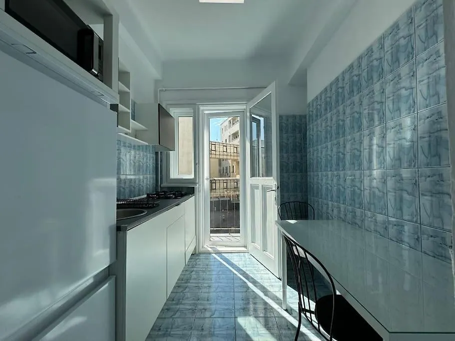 Airy & Beautiful Downtown Apartment 부쿠레슈티