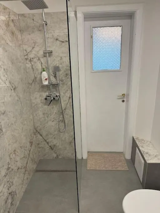 Airy & Beautiful Downtown Apartment 부쿠레슈티