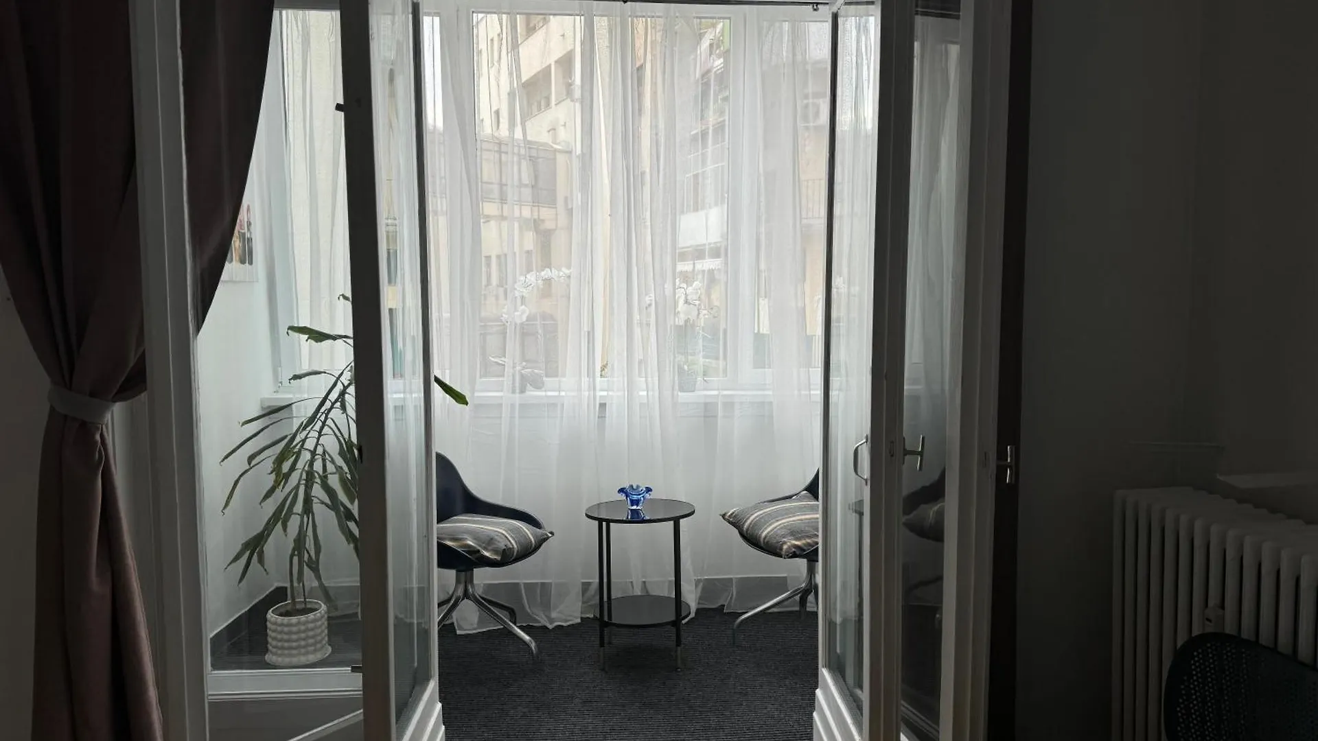 Airy & Beautiful Downtown Apartment Bucharest