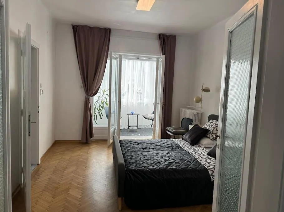Airy & Beautiful Downtown Apartment Bucharest